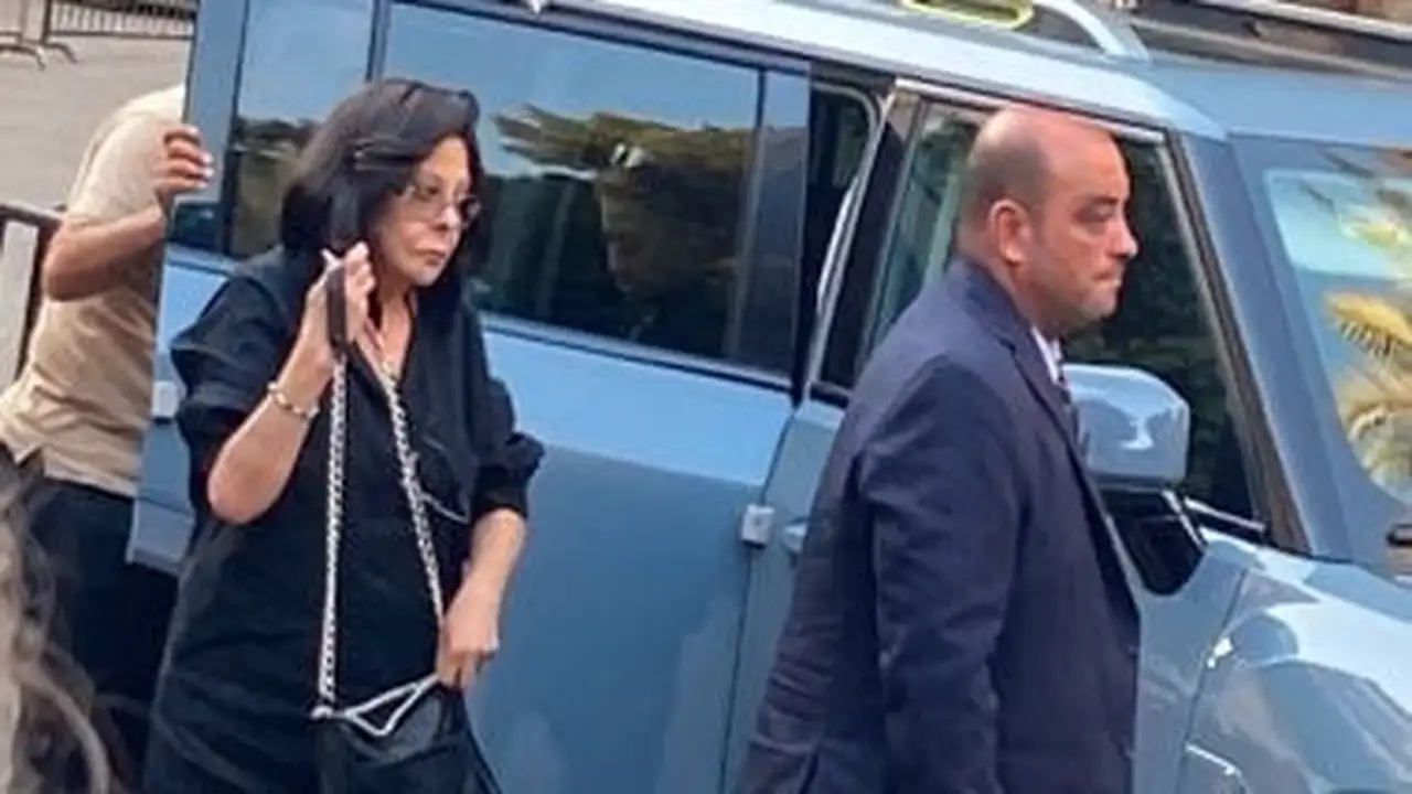 وداع مؤثر.. إسعاد يونس وأشرف زكي يقدمان العزاء في هاني شنودة